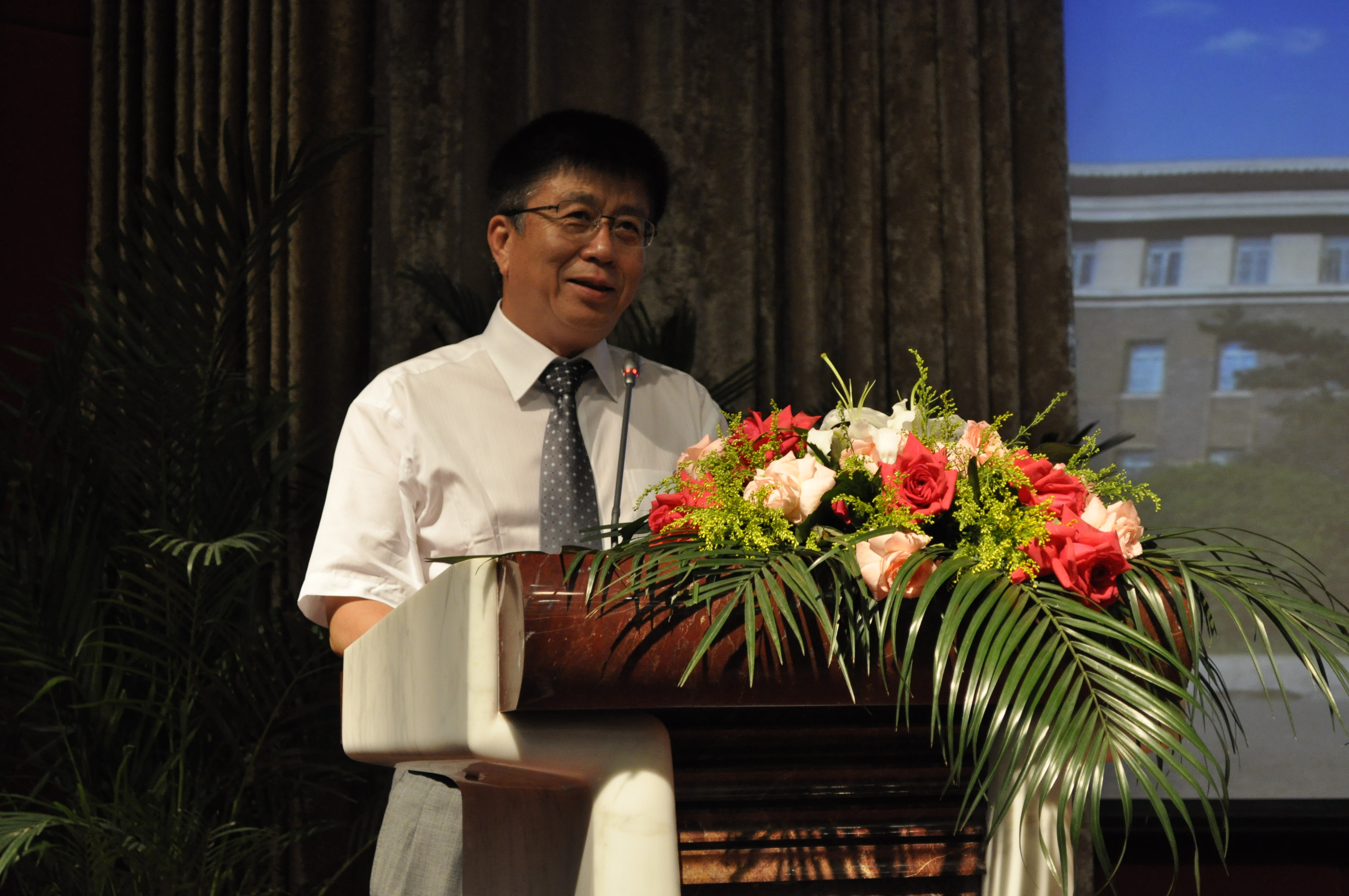 展涛校长参加白求恩医学院2010届学生毕业典礼